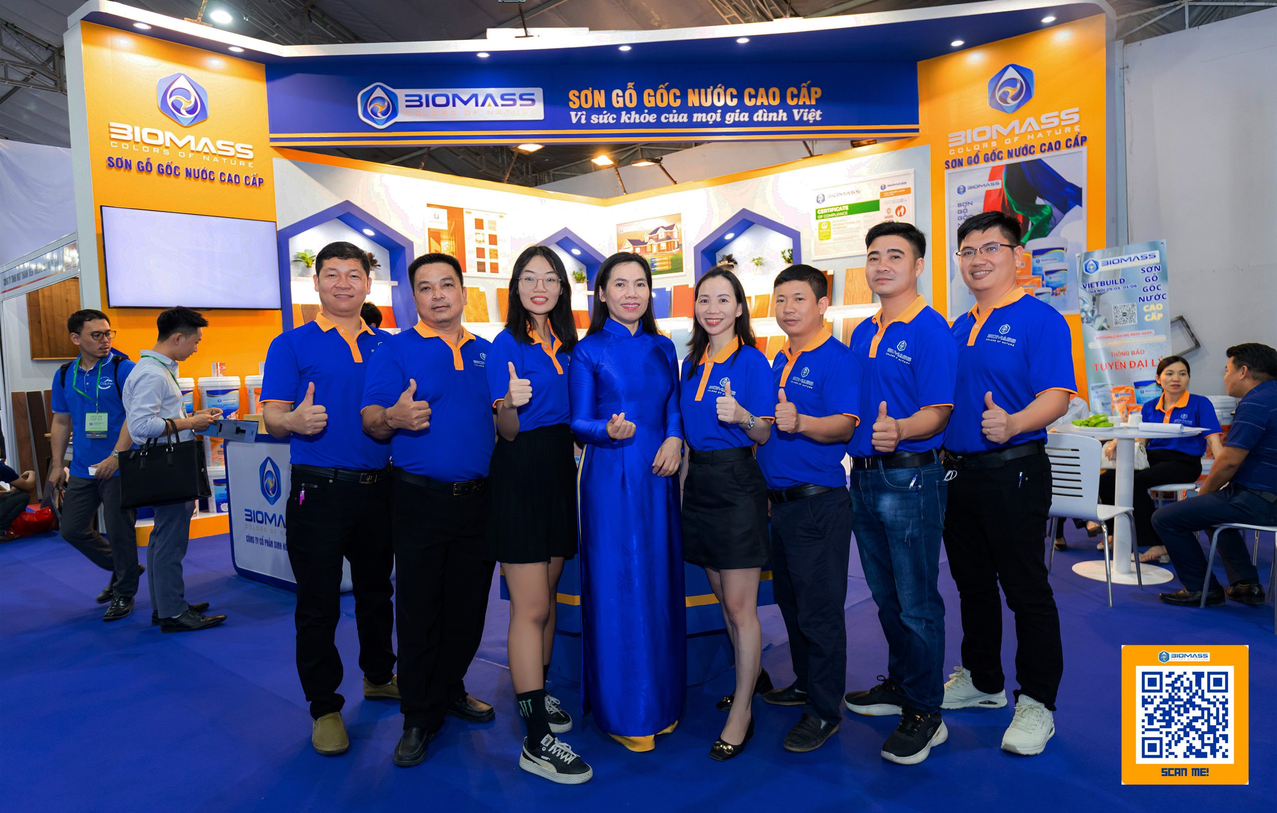 Biomass-safe-wood-coating-staff-in-Vietbuild-fair